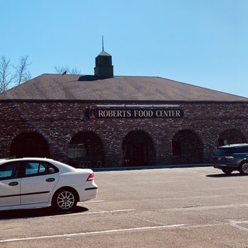 Robert's Food Center - parking lot with cars - Grocery Near Me - Madison, Connecticut Robert's Food Center - parking lot with cars - Grocery Near Me - Madison, Connecticut
