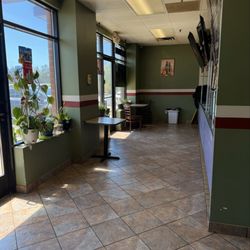 Umbria Gourmet Pizzeria - Waiting and pick up area