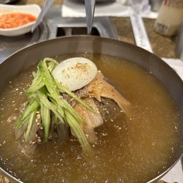 Cold noodles before the lady cut into them