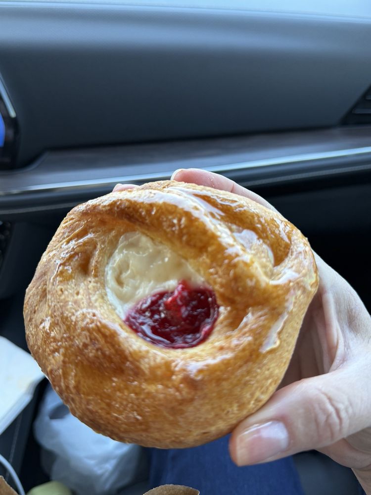 Delia's Signature Bakery Logo