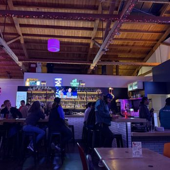 Heads And Tails Barbecue - Bar area - Barbeque Near Me - Berkeley, California