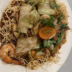 Pho Thanh Binh - Crispy noodles combo with veggies and meat.