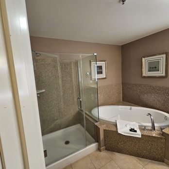 La Quinta by Wyndham Paso Robles - Bathroom - Hotels Near Me - Paso Robles, California