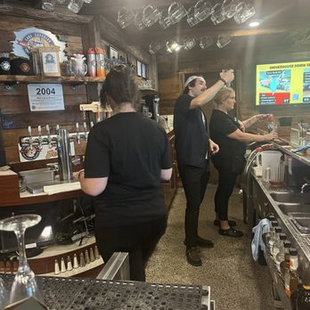 Lake Superior Smokehouse Brewpub - Bar tenders - Brewpubs Near Me - Harvey, Michigan