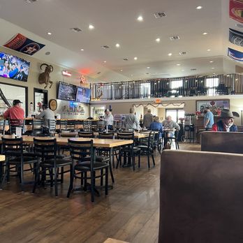 Giddings Brewhaus - Dining room and bar - Chicken Wings Near Me - Giddings, Texas