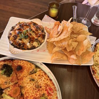 Drifters Kitchen & Bar - Crab dip with wontons - Burgers Near Me - Quincy, Massachusetts