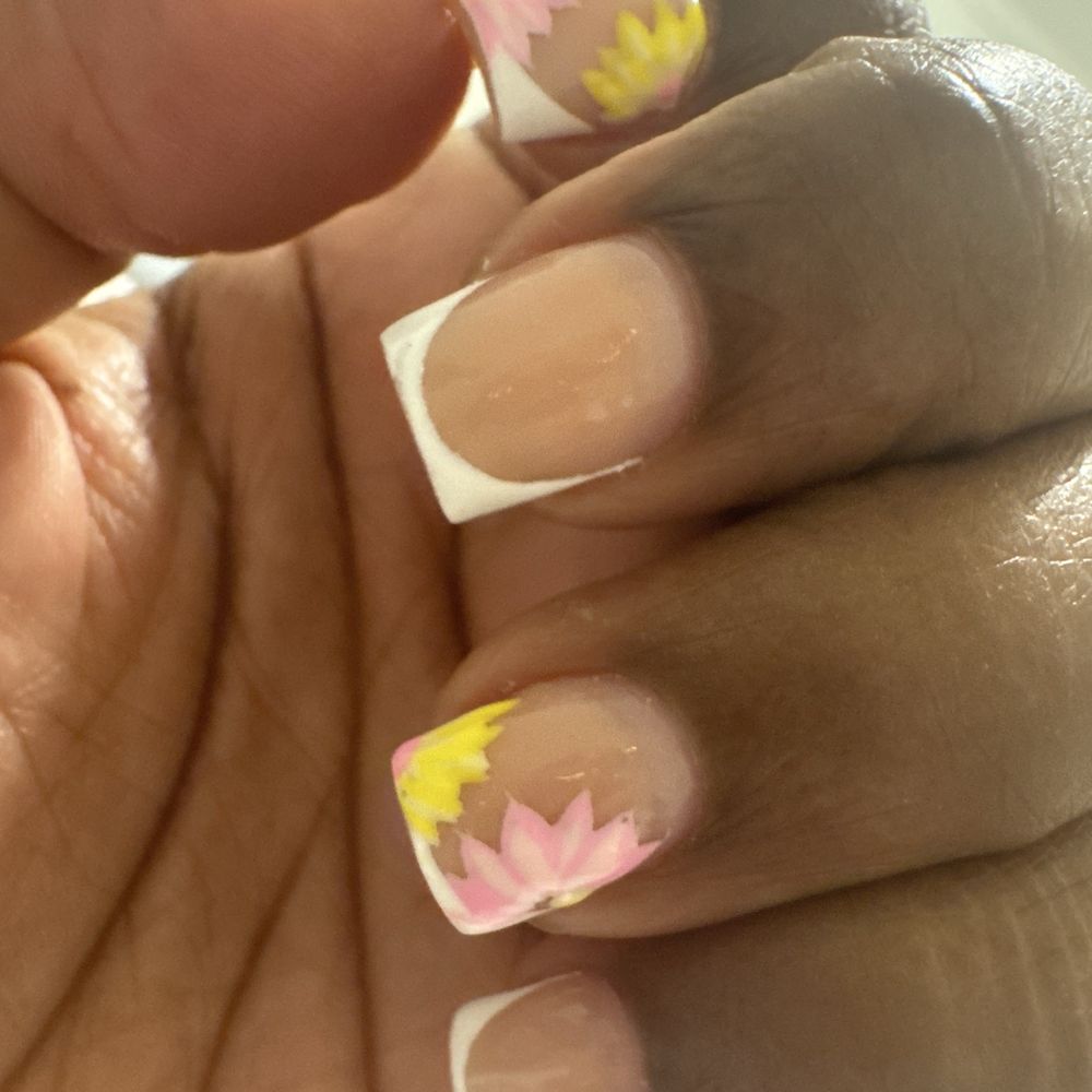 5th Nail Lounge - You can see 2 different fill colors just looks bad and flowers looks like a 10 year old. - Nail Salons Near Me - Morrow, Georgia