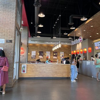 Meet Fresh - Standing in line to order via touch screen (left side) pick up food in the right at countertop - Desserts Near Me - Cupertino, California