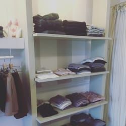 La Bottega di Popommo - Uno degli scaffali della Bottega di Popommo con tanti splendidi vestiti per bambini
