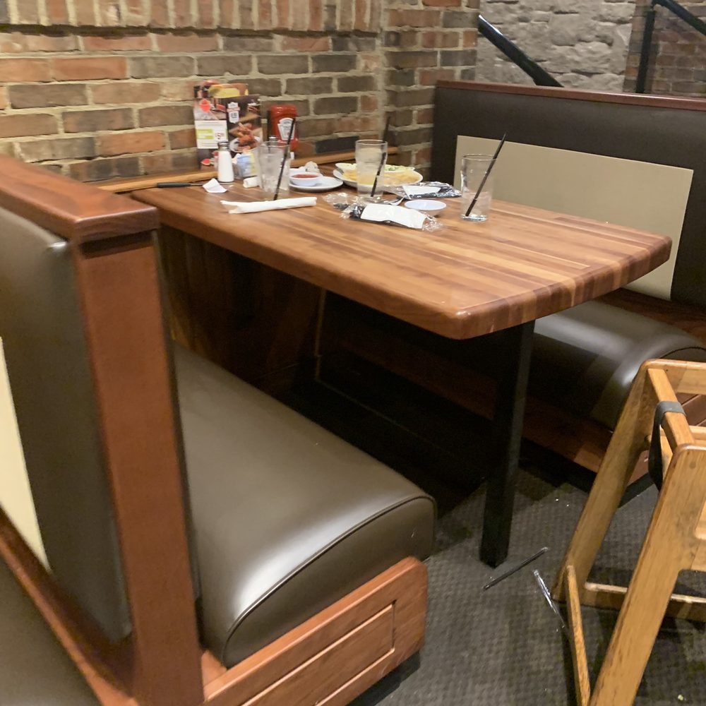 Cheddar's Scratch Kitchen - Dirty tables. - American Near Me - Dallas, Texas