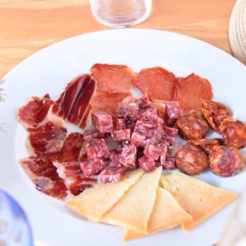 Uno de Delicias - Ham and Cheese platter - Tapas Bars Near Me - Seville, SE Uno de Delicias - Ham and Cheese platter - Tapas Bars Near Me - Seville, SE
