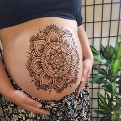 Lexx Marie Arts & Photography - Maternity henna art