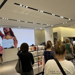 Zara Store - Line, today is even little shorter than usual, but still as always only one cashier.