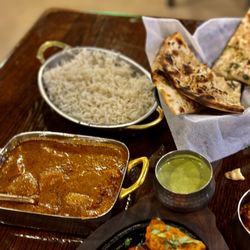 Tap N Tikka - Butter chicken and garlic naan