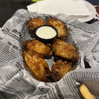 Mo's Pub - Wings - Pizza Near Me - Escanaba, Michigan