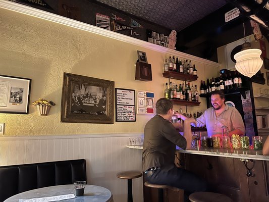 Daphnes Bar by null