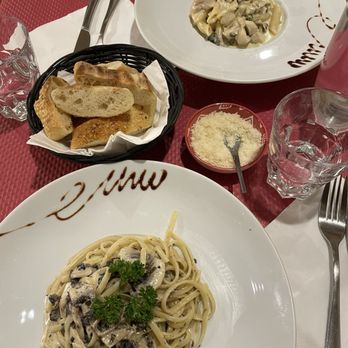 Il Grigio - truffle pasta in front carbonara in back - Italian Near Me - Paris, 75
