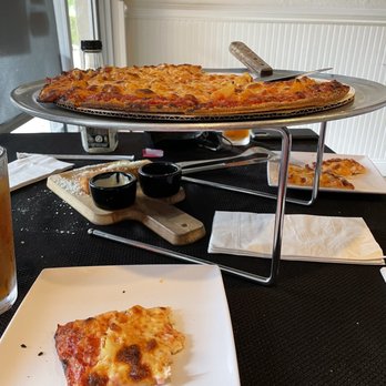 Il Baretto - Lunch of Hawaiian Pineapple thin crust pizza - Pizza Near Me - Plantation, Florida Il Baretto - Lunch of Hawaiian Pineapple thin crust pizza - Pizza Near Me - Plantation, Florida