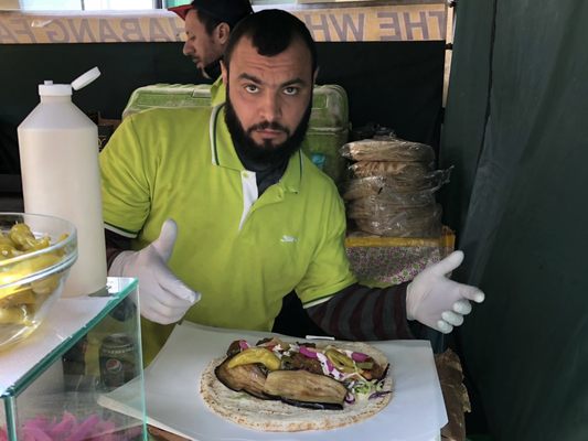 Foto de Strutton Ground Market - Londres, XGL, GB. "The Whole Shebang Wrap" stuffed with falafel, eggplant, salad, hot peppers, pickled vegetables and white sauce - Falafel Zaki Zaki