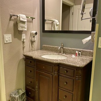Days Inn by Wyndham Eureka CA - 02.18.22 sink - Hotels Near Me - Eureka, California