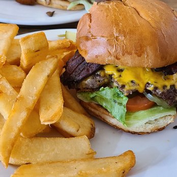 Murphys Hwy 4 Diner - Classic burger with cheddar and bacon - Breakfast & Brunch Near Me - Murphys, California Murphys Hwy 4 Diner - Classic burger with cheddar and bacon - Breakfast & Brunch Near Me - Murphys, California