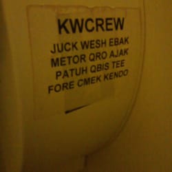 Bierhaus Tempelhof - Toilettenpapier-Spender. Die oder der, welche mir das auf einwandfreies Deutsch übersetzt bekommt von mir ein Bier ausgegeben!