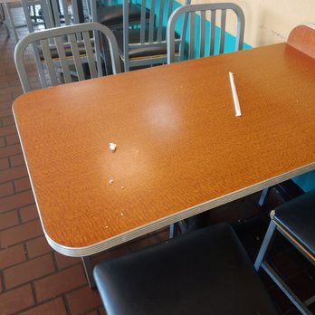 Long John Silver's - Dirty table the floors are worse - Fast Food Near Me - San Angelo, Texas