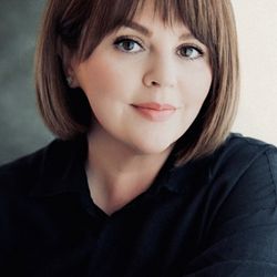 FACE - Sheila Davis- Professional Makeup Artist/ Master Brow Artist/ FACE FOUNDER