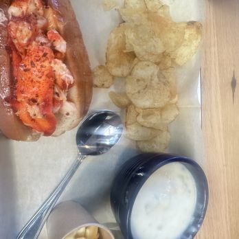Luke's Lobster  - Warm (spicy) lobster roll and clam chowder - Seafood Near Me - Seattle, Washington
