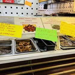 Willie Moore's Family Restaurant - Helpful signs