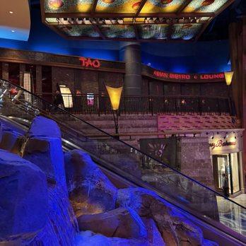 Mohegan Sun - So flashy outside - Hotels Near Me - Uncasville, Connecticut Mohegan Sun - So flashy outside - Hotels Near Me - Uncasville, Connecticut
