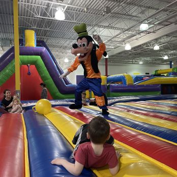 Big Bouncy Party - Amusement Parks Near Me - Kingston, Massachusetts