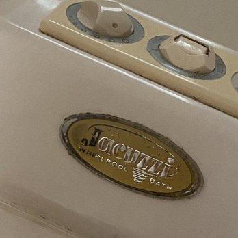 Anniversary Inn - Missing and cracked knobs on tub - Hotels Near Me - Logan, Utah