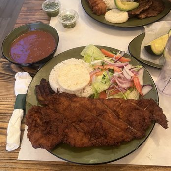 La Finca Restaurant - Bandeja de Pollo con Arroz, Frijoles, Maduro, Arepita, pechuga de pollo Al grill y Consome - Colombian Near Me - Hicksville, New York