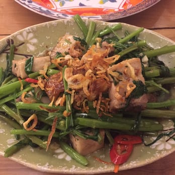 Ach'i - Stir fry vegetables topped with crispy pork (very Northern Chinese touch) - Chinese Near Me - Zürich, ZH Ach'i - Stir fry vegetables topped with crispy pork (very Northern Chinese touch) - Chinese Near Me - Zürich, ZH