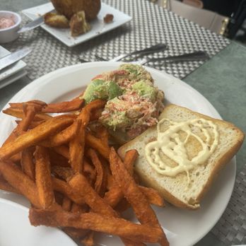 Hudson House River Inn - Lobster roll with Sweet Potato Fries - Bed & Breakfast Near Me - Cold Spring, New York