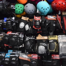 STIL - Derby women hit hard, and Eureka drivers hit even harder. Protect yourself with pads and helmets for all shapes and sizes.