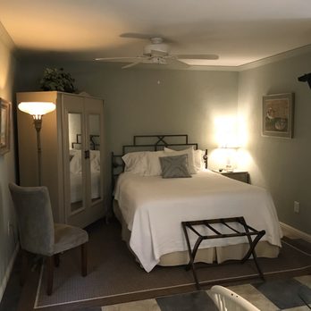 Cottage on Park Avenue - Sleeping area in the cottage queen size bed - Hotels Near Me - Thomasville, Georgia Cottage on Park Avenue - Sleeping area in the cottage queen size bed - Hotels Near Me - Thomasville, Georgia