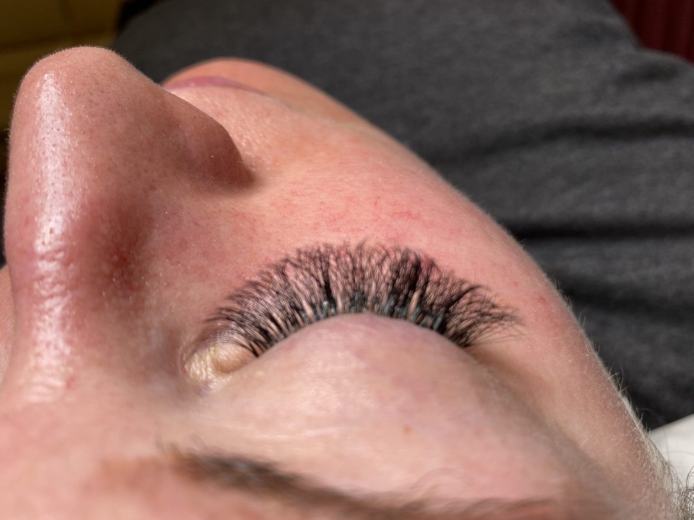 Remi's Lash Lounge Logo