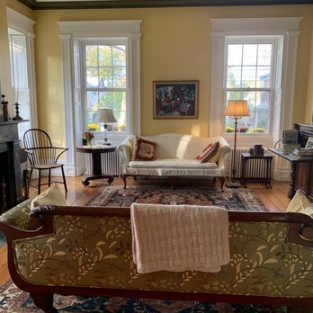 Delano Homestead Bed and Breakfast - Front parlor facing Walnut Street - Bed & Breakfast Near Me - Bristol, Massachusetts