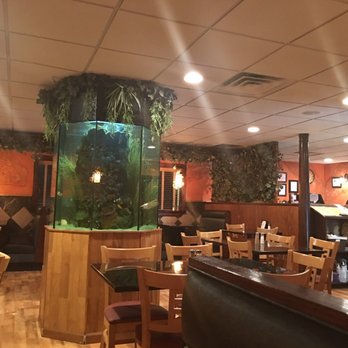 George's Restaurant - Oxford - Dining area...pick your own seafood...just kidding! :-) - Pizza Near Me - Oxford, North Carolina