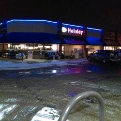 Holiday Station Store - Outside