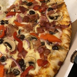 Castaway Cafe - Supreme pizza