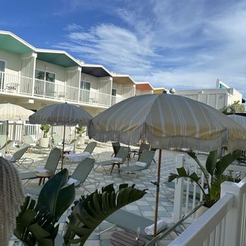 Hotel Lucine - Adorable pool vibes - Coffee & Tea Near Me - Galveston, Texas