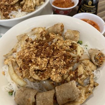 Pho Tran88 - Vermicelli bowl with chicken, lemon grass, and onion - Vietnamese Near Me - San Marcos, Texas Pho Tran88 - Vermicelli bowl with chicken, lemon grass, and onion - Vietnamese Near Me - San Marcos, Texas