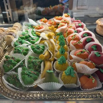 Dortoni Bakery - Bakeries Near Me - East Norwich, New York