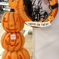 JCPenney - (｡^‿^｡)hhh my goodness where does the time go y'all? #Halloween is 6 weeks away! #JCPenney. Yes to #seasonal decor.