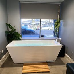 Ice bath (cold plunge) Ice bath (cold plunge)