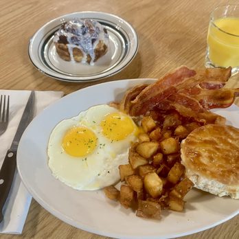 Skillets Country Kitchen - Big Breakfast + Cinnamon Roll - Breakfast & Brunch Near Me - Crossville, Tennessee Skillets Country Kitchen - Big Breakfast + Cinnamon Roll - Breakfast & Brunch Near Me - Crossville, Tennessee