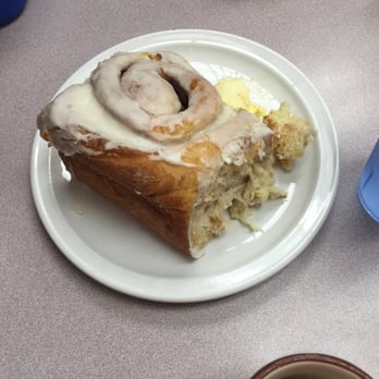 Bette's Place - Cinnamon rolls are frosting and buttery goodness! - Breakfast & Brunch Near Me - Hood River, Oregon
